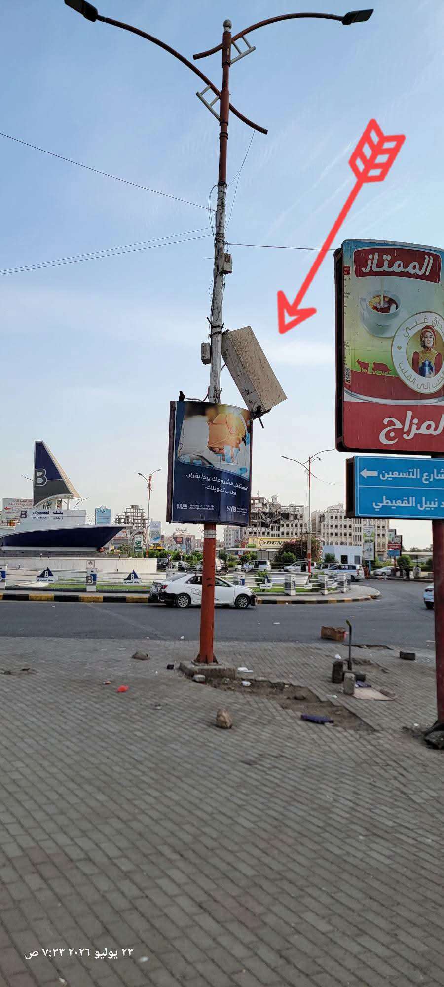 تحذيرات من خطر لوحة إعلانية متضررة على المارة في عدن