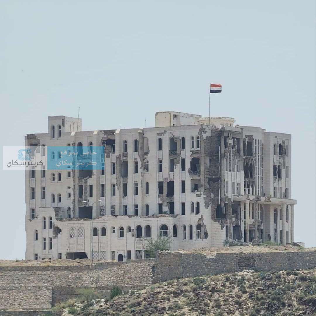 عاجل: قذيفة حوثية تستهدف المجمع القضائي وسط مدينة تعز