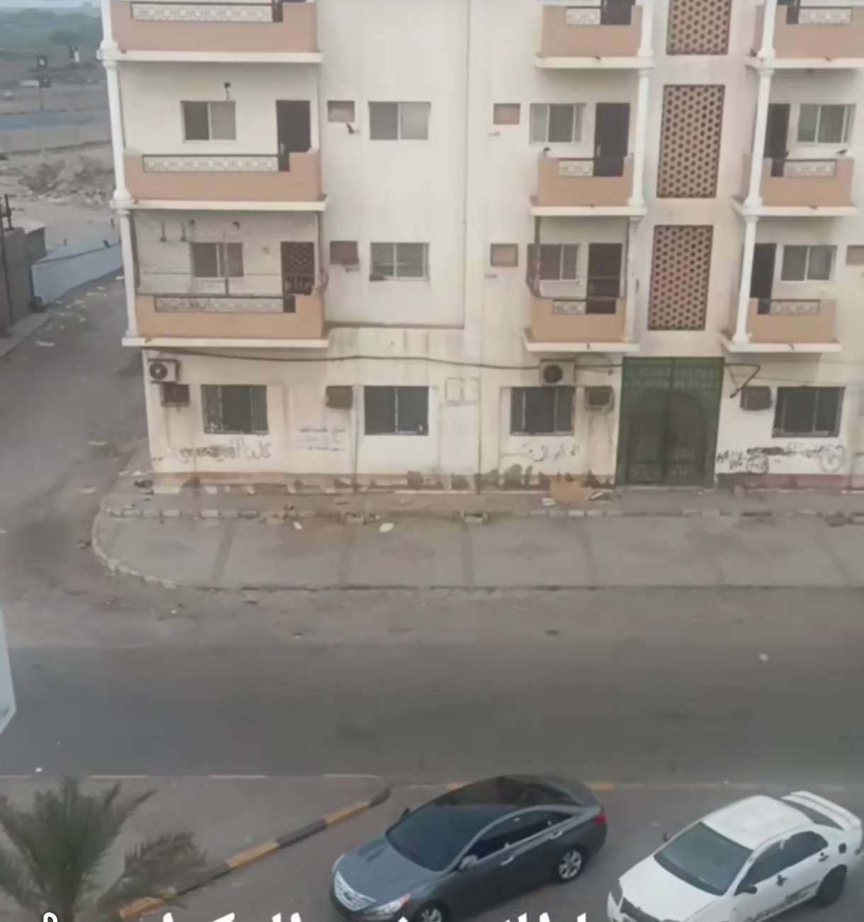 تضرر سيارة مواطن إثر اشتباكات رافقت محاولة إزالة صورة الزبيدي بمدينة إنماء في عدن