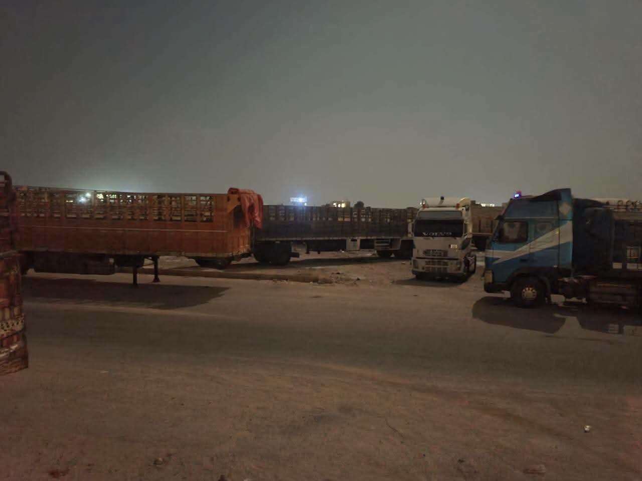 سائقو النقل في ميناء المكلا يطالبون محافظ حضرموت بالتدخل لوقف هذا الأمر