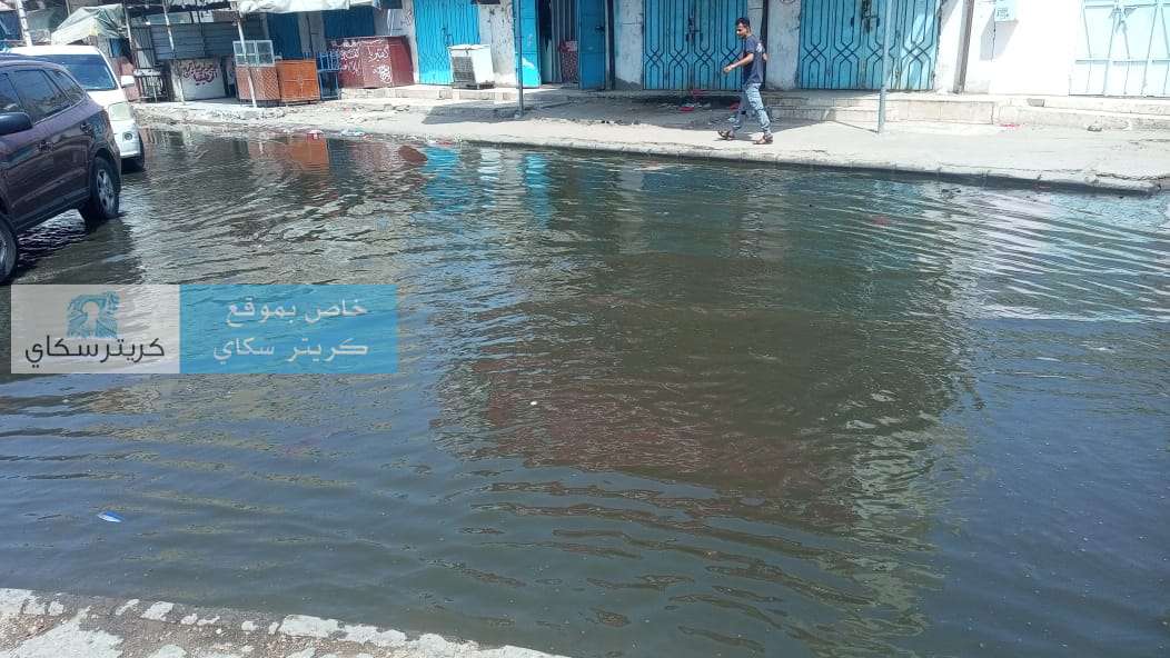 مياه الصرف الصحي تغمر محيط كلية العلوم الإدارية بالشعب في عدن