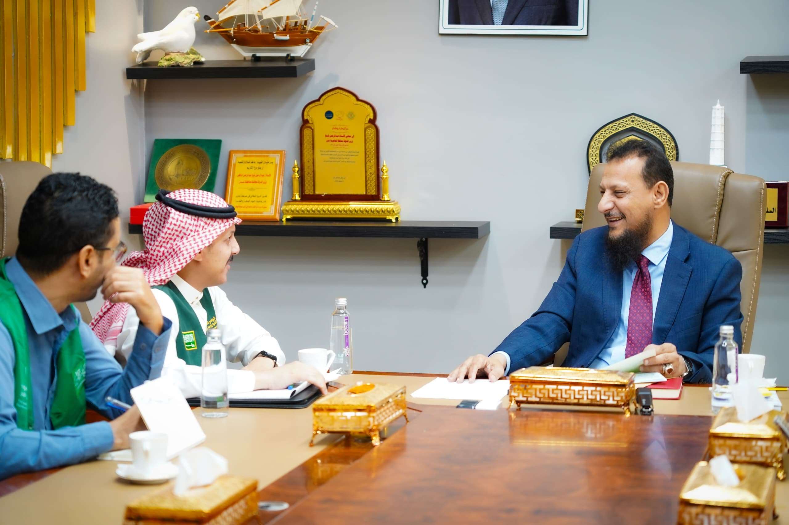 محافظ عدن يبحث مع مدير البرنامج السعودي لتنمية وإعمار اليمن سير عدد من المشاريع التنموية والخدمية