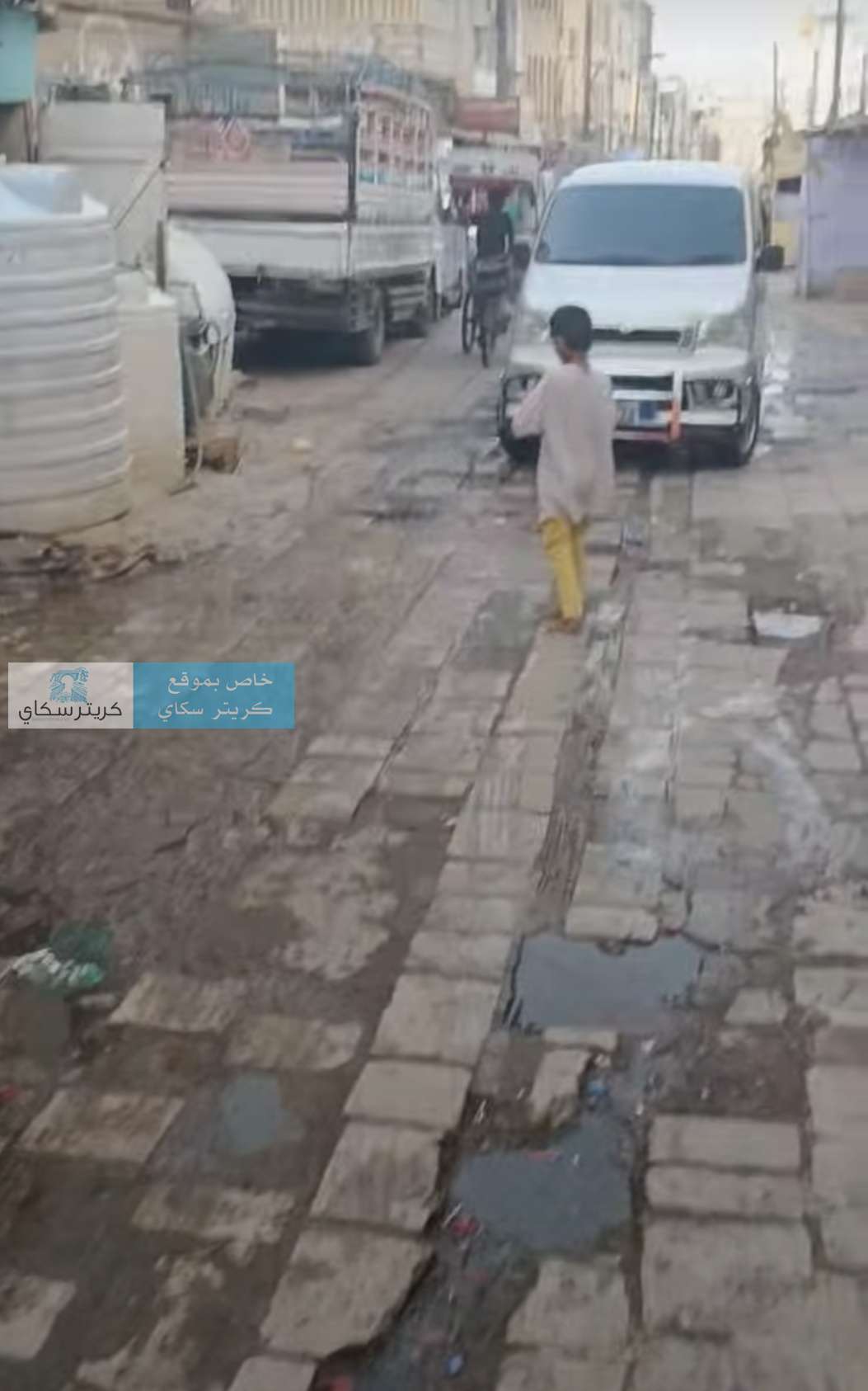 طفح المجاري يحاصر أهالي شعب العيدروس بكريتر ومناشدات عاجلة للبلدية لإنقاذ الأطفال
