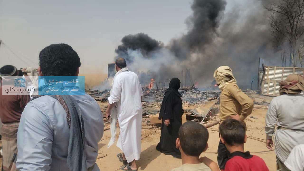 حريق هائل يلتهم مساكن للنازحين في مأرب