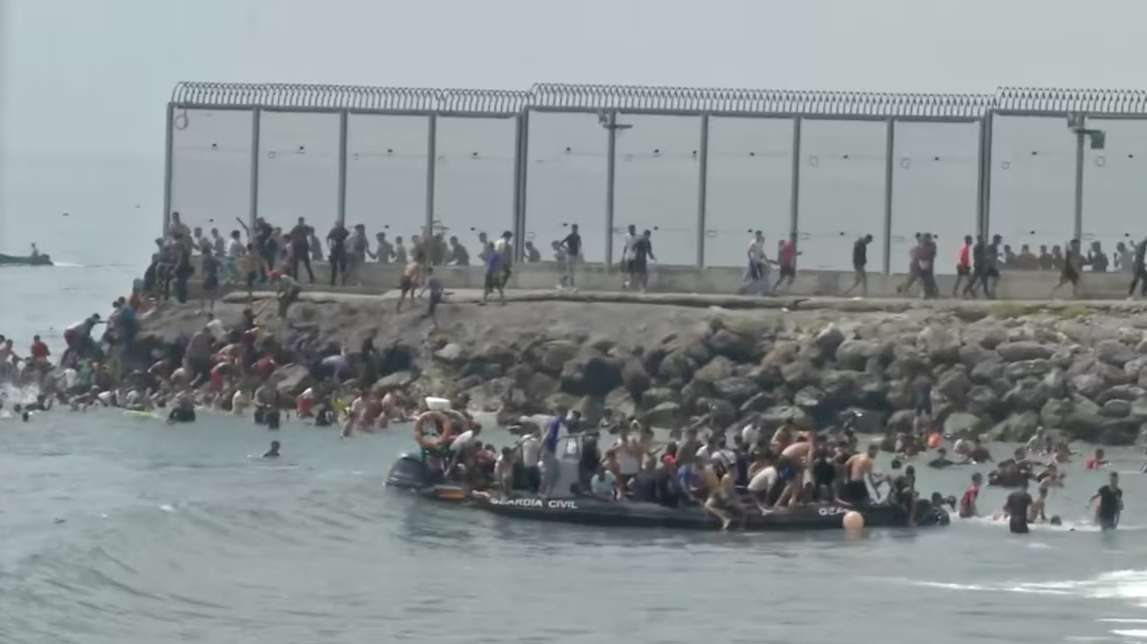 البحر يبتلع شابًا يمنيًا أثناء محاولة الوصول إلى إسبانيا