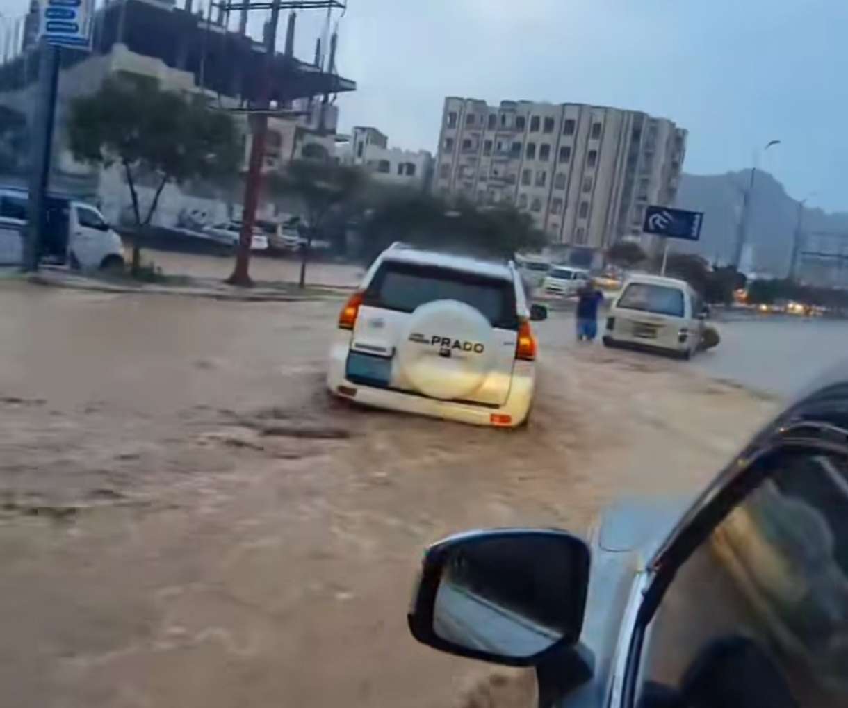 مصرع طالبتين في انهيار جدار بصنعاء مصرع طالبتين في انهيار جدار بصنعاء