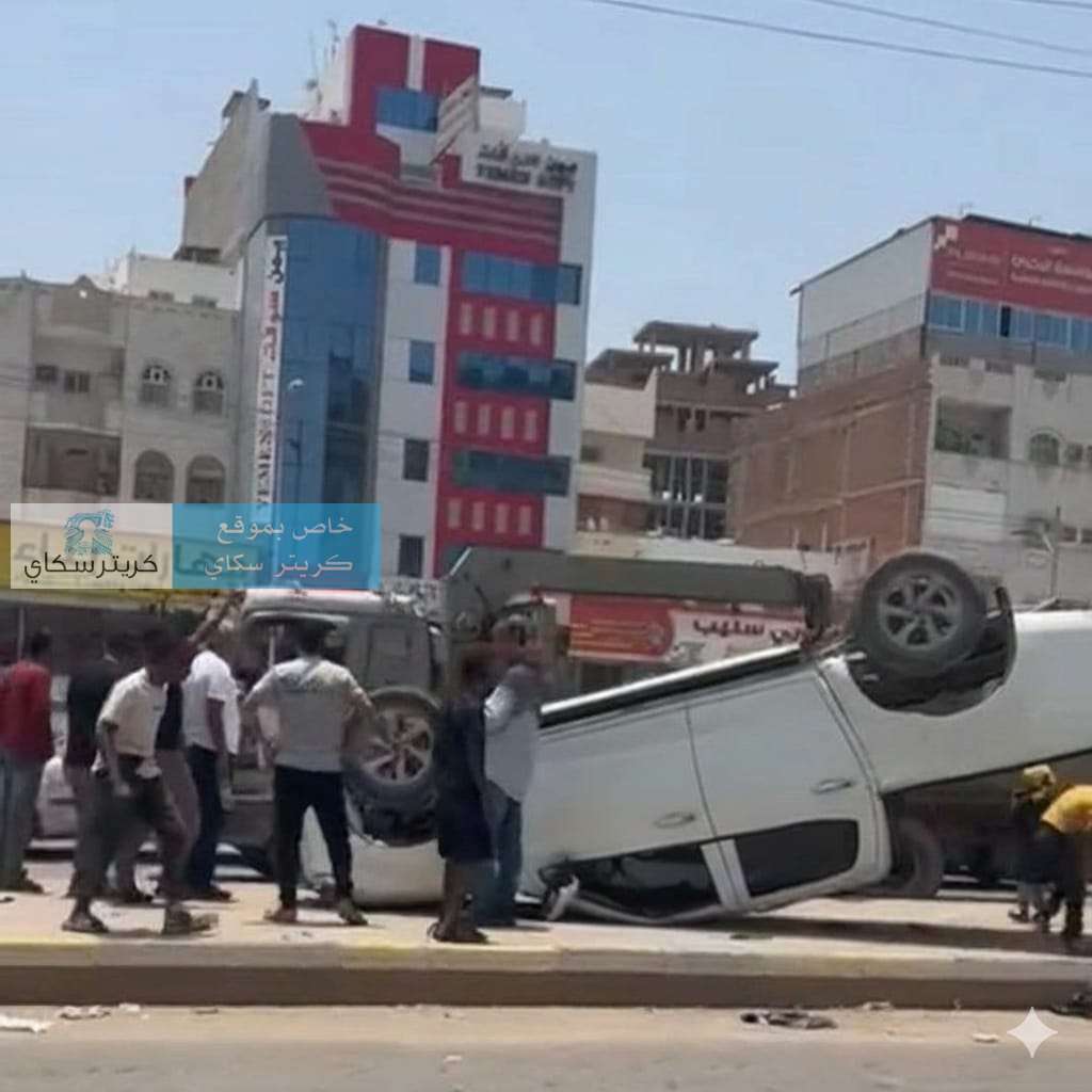 عاجل:انقلاب سيارة بشارع في عدن(صورة)