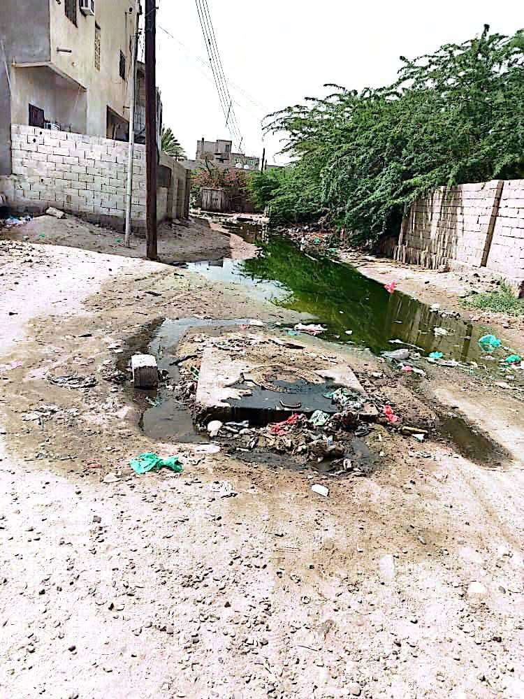 طفح مجاري متكرر يثير استياء المواطنين قرب مسجد سواحل في أبين
