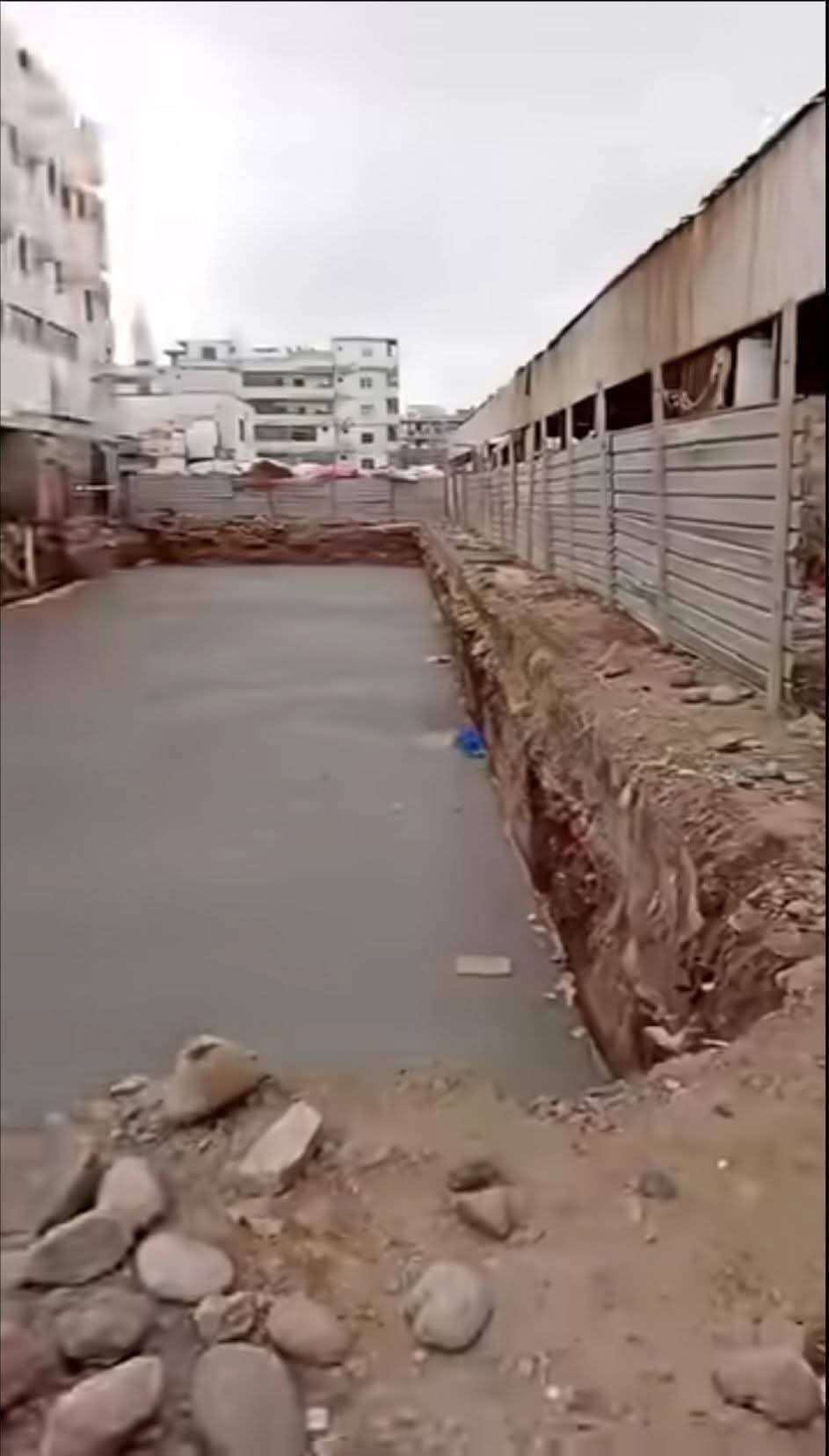 الكشف عن الجهة المالكة للارض امام سوق القات في المنصورة الواقعة بالشارع العام