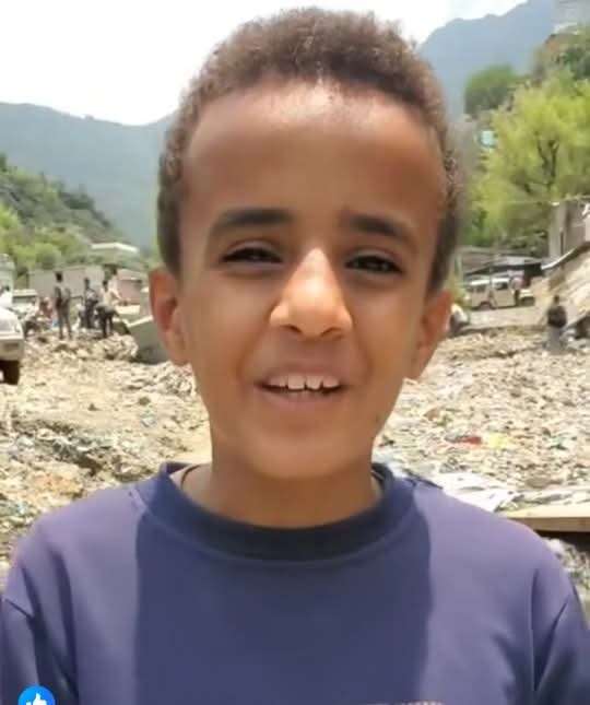 الشيخ سنان أحمد يُعوّض طفلًا فقد دراجته في السيل