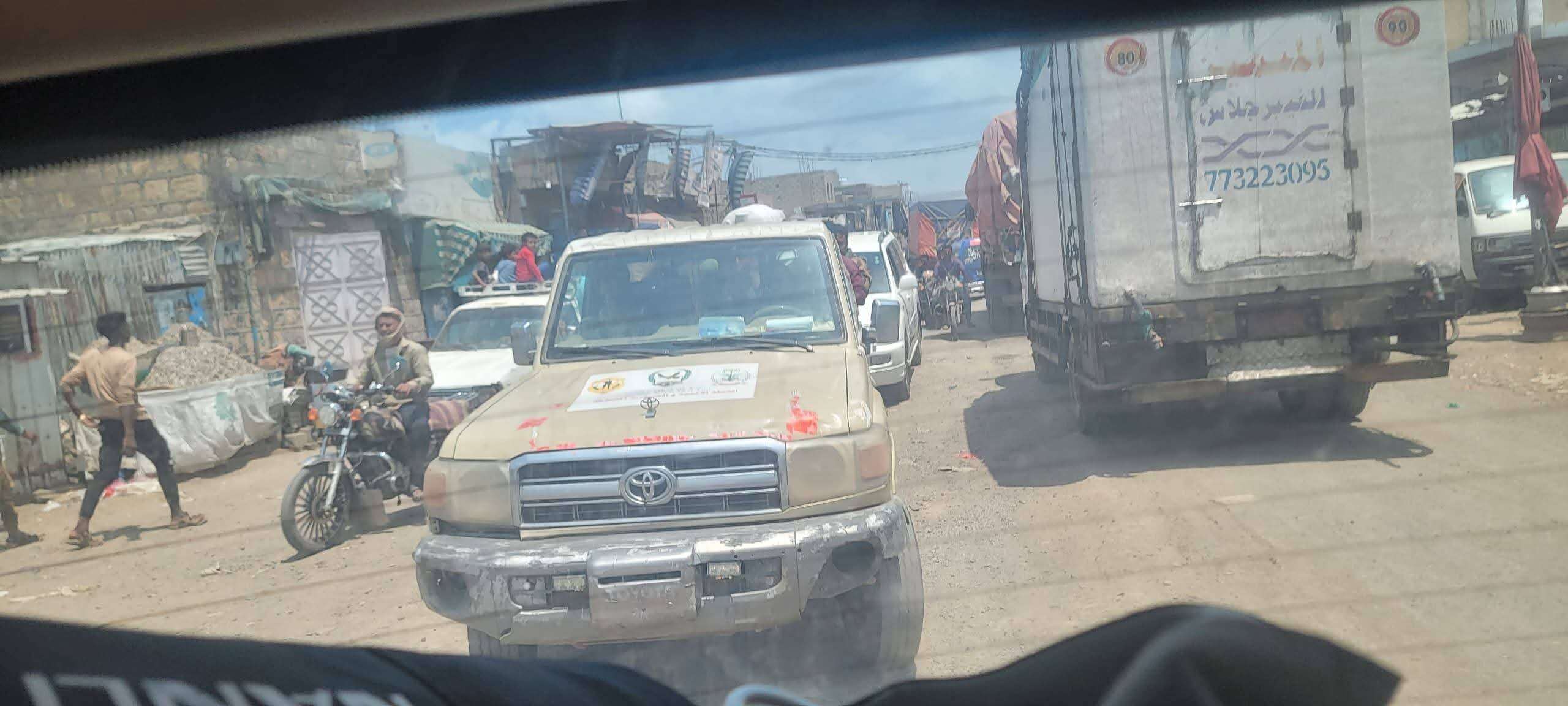حادثة تصادم بين طقم أمني وناشط يثير جدلاً في هذه المحافظة