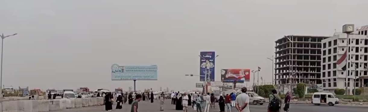 مواطنون عالقون بين المديريات بعدن