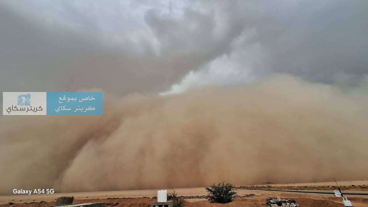 عاجل: عواصف رملية عنيفة تضرب طريقًا دوليًا وتحجب الرؤية (صور)