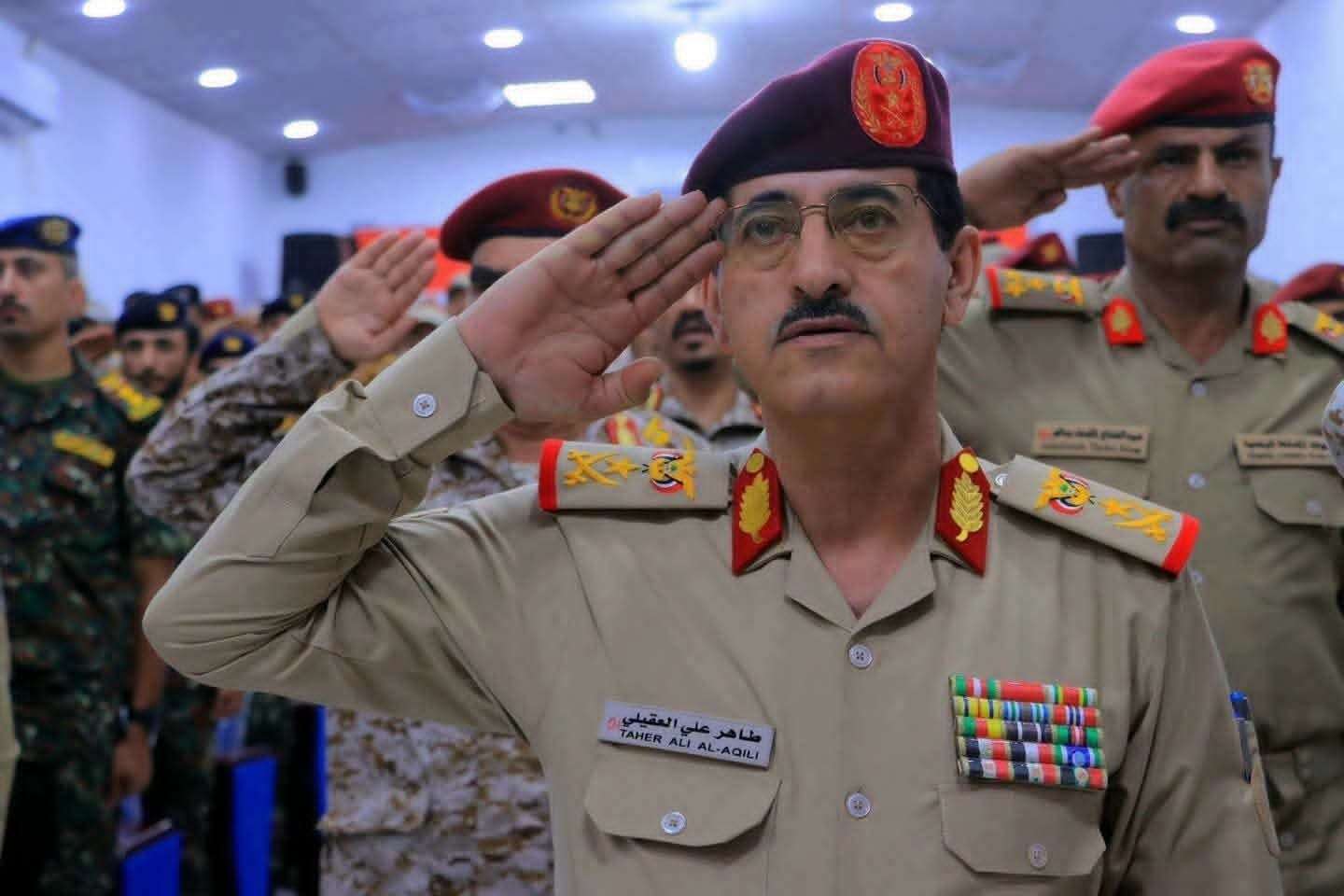 وزير الدفاع اليمني يؤكد دفع المرتبات كاملة دون خصومات ويكشف عن رفض هؤلاء للقرار وزير الدفاع اليمني يؤكد دفع المرتبات كاملة دون خصومات ويكشف عن رفض هؤلاء للقرار