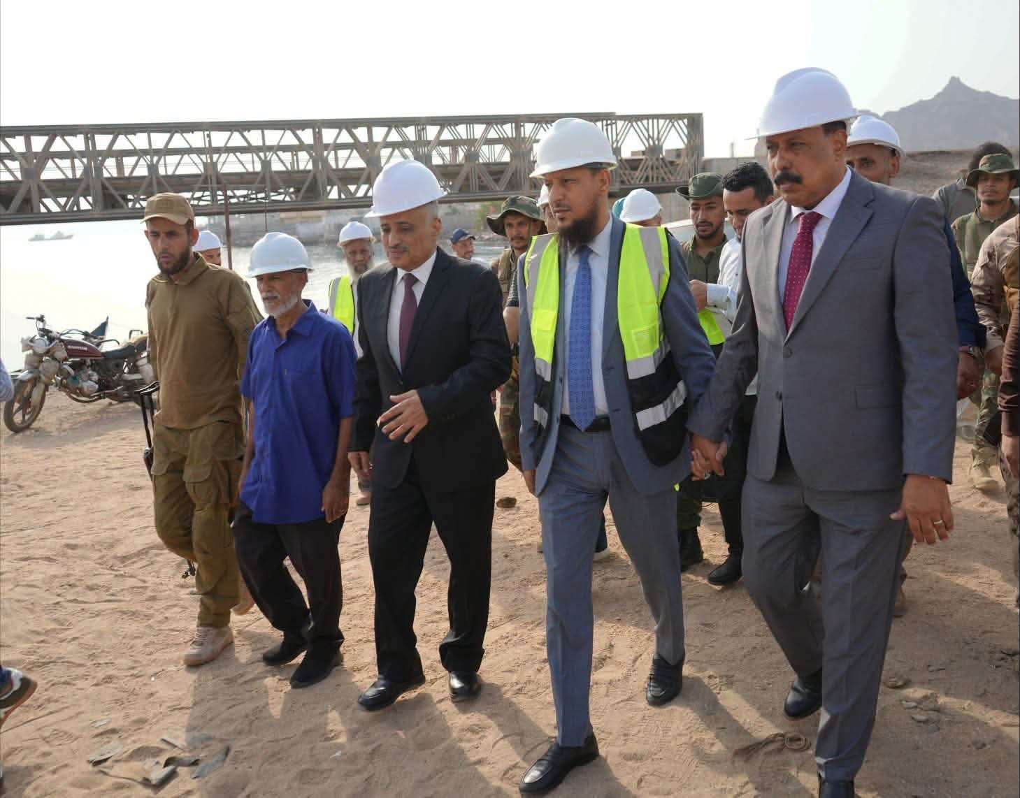 محافظ عدن ووزير الأشغال يدشنان مشروع صيانة وترميم جسر البريقة القديم محافظ عدن ووزير الأشغال يدشنان مشروع صيانة وترميم جسر البريقة القديم