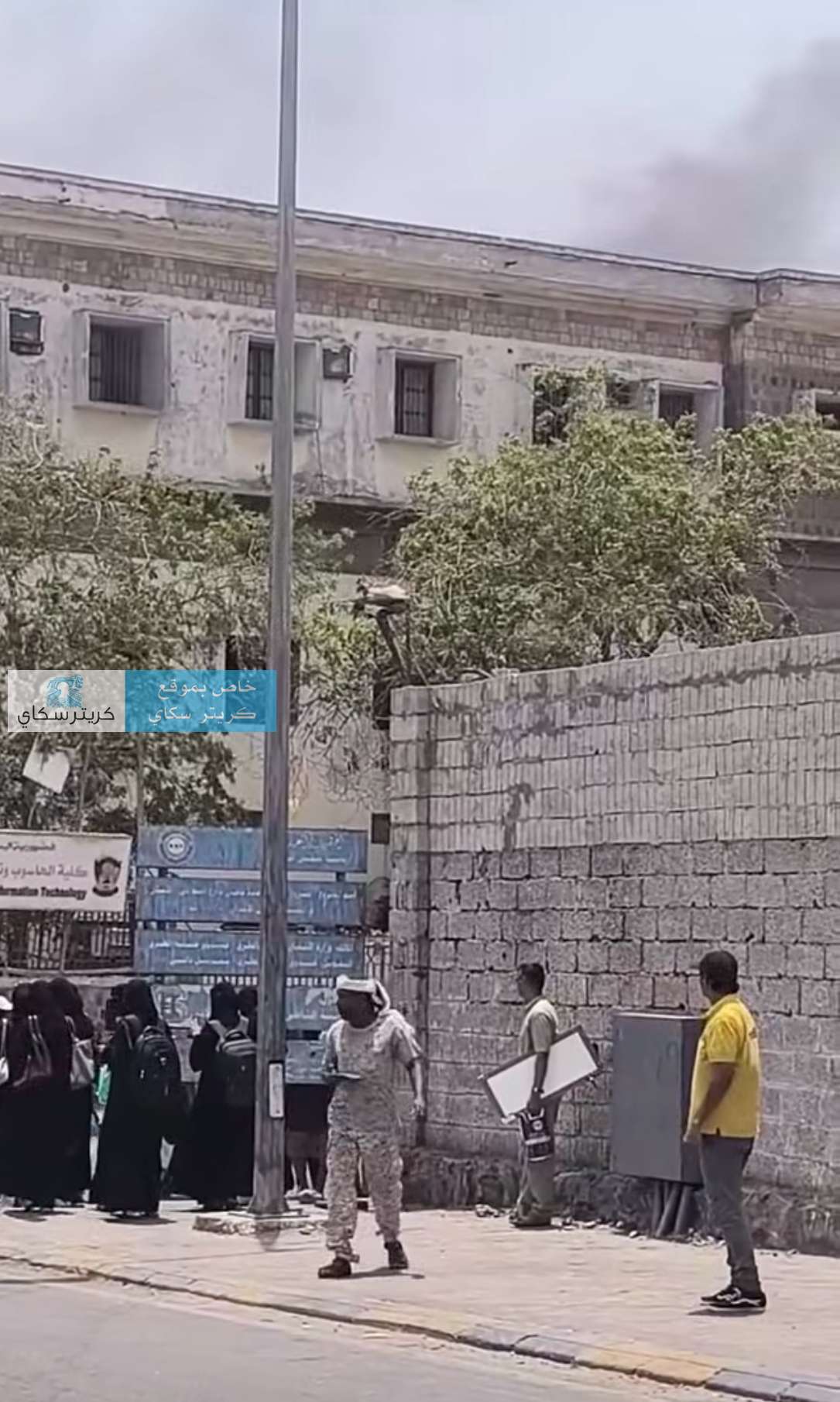 عاجل .. حريق يندلع في كلية الهندسة بعدن