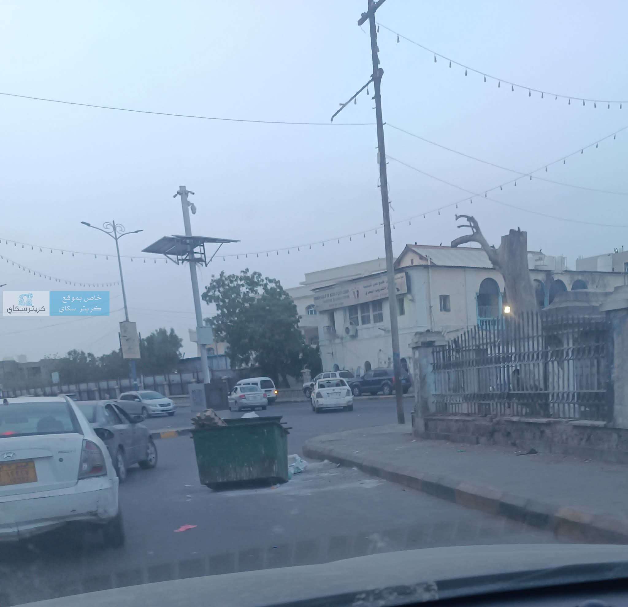 تحولت إلى خطر مروري.. براميل النفايات تثير غضب المواطنين في عدن