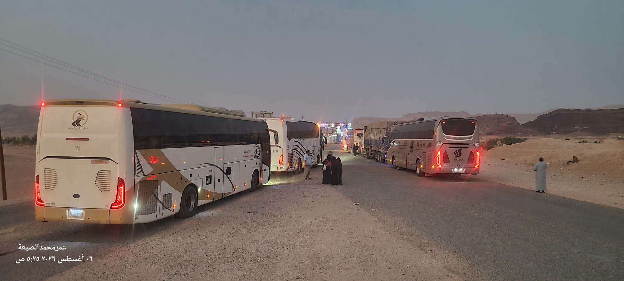 بالصور .. طوابير طويلة للمسافرين عند نقطة الفلج في مأرب