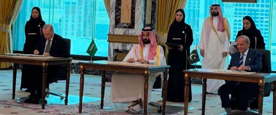 عاجل .. السعودية وتركيا وباكستان توقّع «اتفاق مكة» للدفاع المشترك عاجل .. السعودية وتركيا وباكستان توقّع «اتفاق مكة» للدفاع المشترك