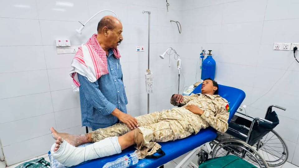 وكيل حضرموت يتفقد جرحى قوات الطوارئ المصابين في هجوم حو ثي بالعبر والوديعة