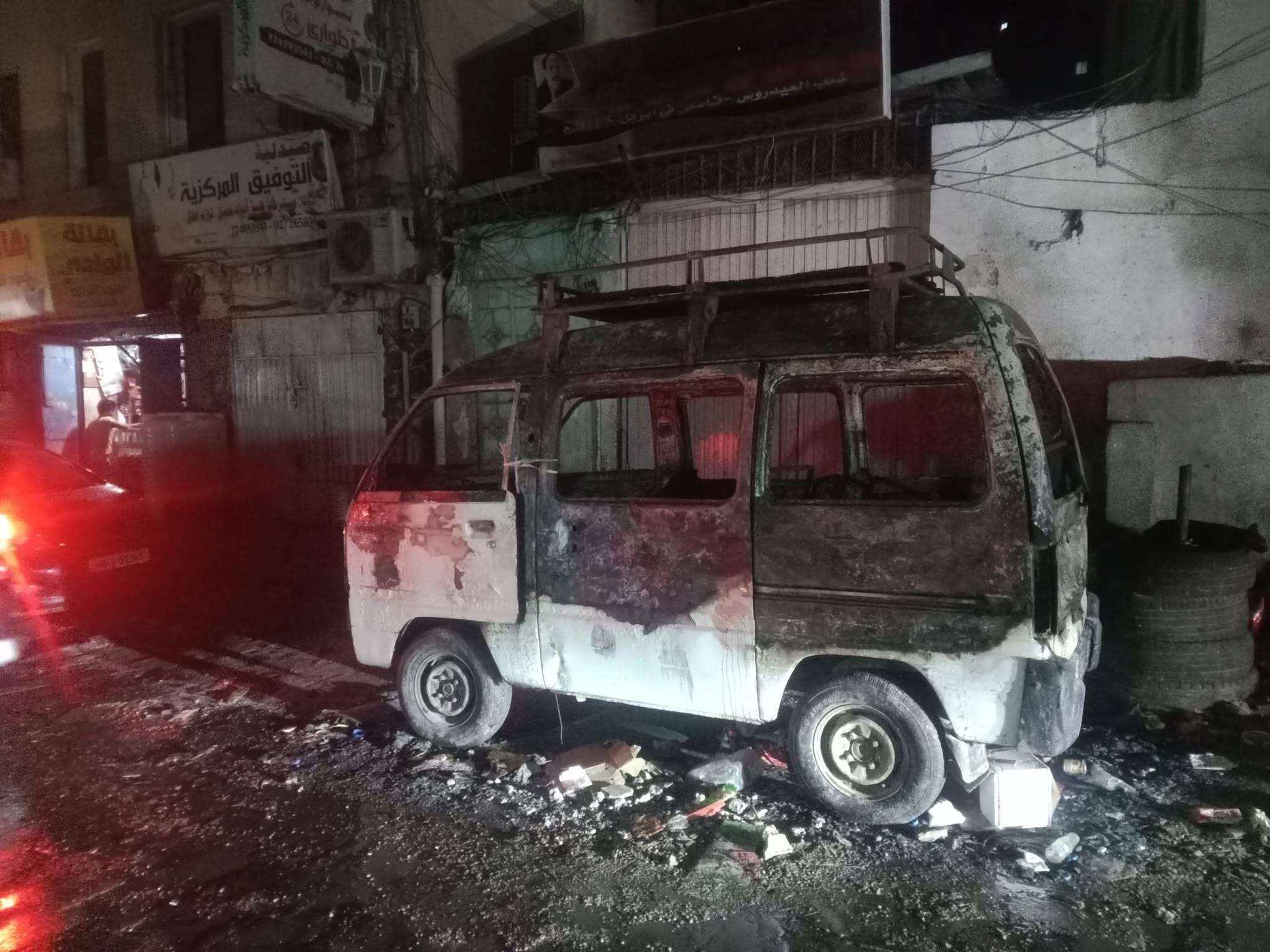 شباب ورجال شعب العيدروس في عدن يطلقون حملة لمساعدة صاحب الباص المحترق