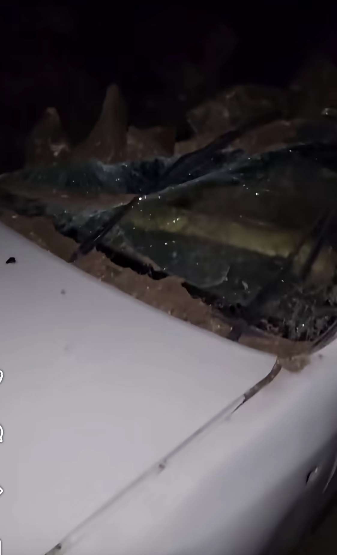 عاجل:سقوط صخري يقطع طريق جبل صبر وسقوط أجزاء منه فوق سيارة