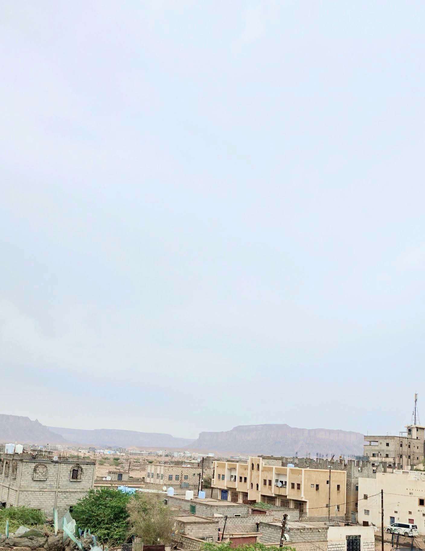 عاجل :تساقط الأمطار على مدينة عتق