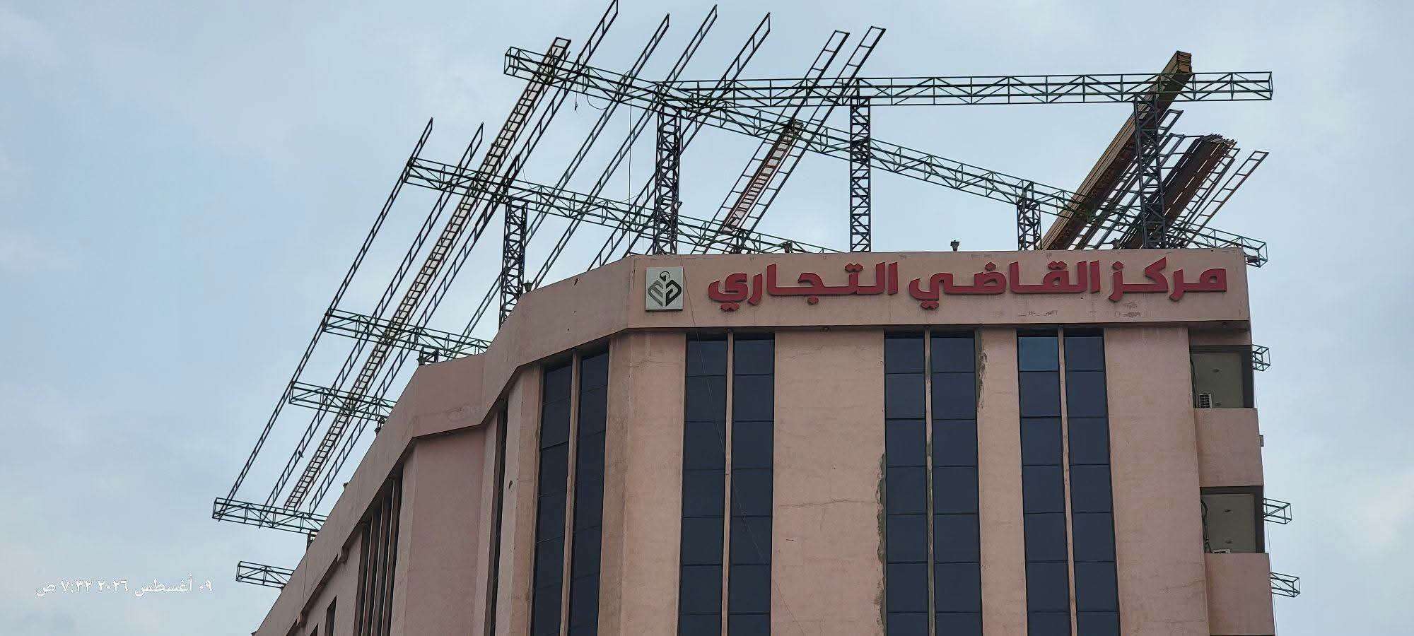 تزامنا مع انتشار الطاقة الشمسية .. انتقادات لغياب الخدمات الأساسية في مؤسسات عدن
