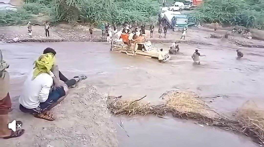سقوط طفل من فوق سيارة أثناء عبورها السيل في وصاب