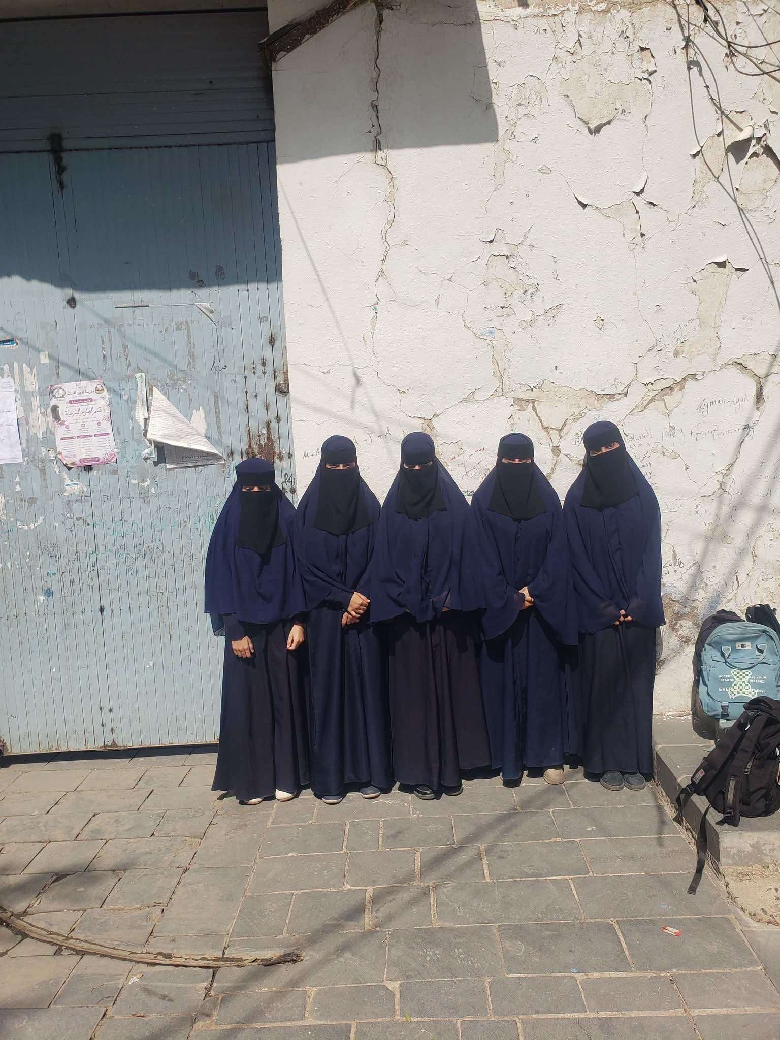 أم تُصاب بالدوخة وطالبات تحت الشمس.. شكوى صادمة من مدرسة بصنعاء