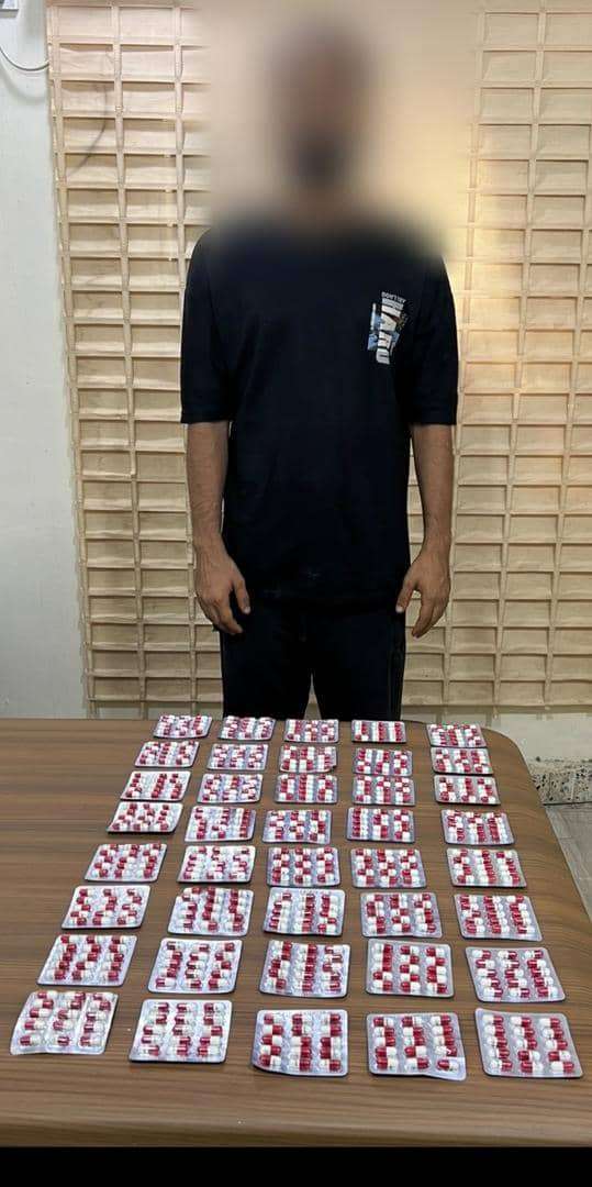 أطاحة بشاب بحوزته 40 شريطاً من حبوب البريجبالين في مديرية دار سعد