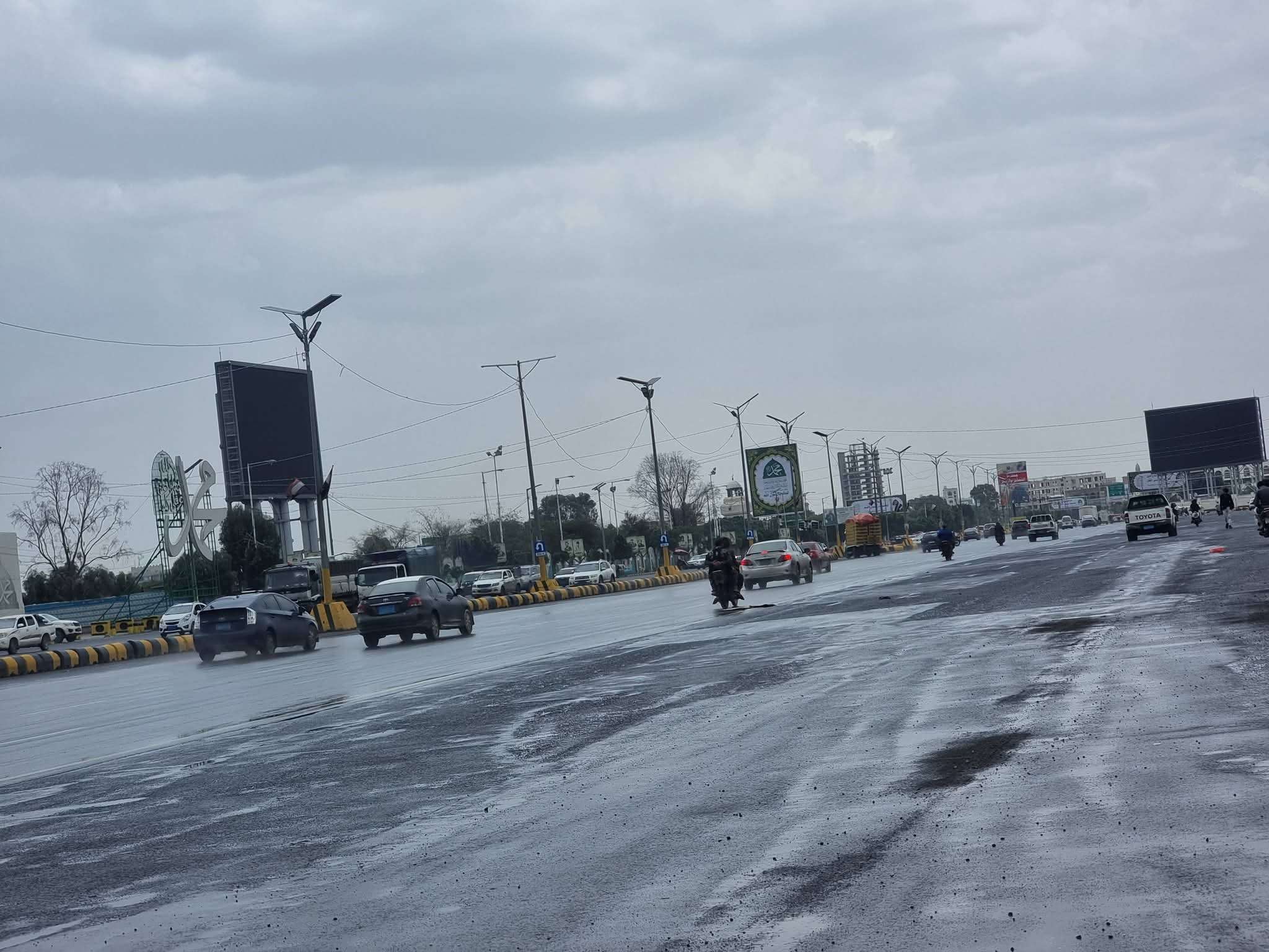 يحدث الان .. هطول أمطار خفيفة على صنعاء