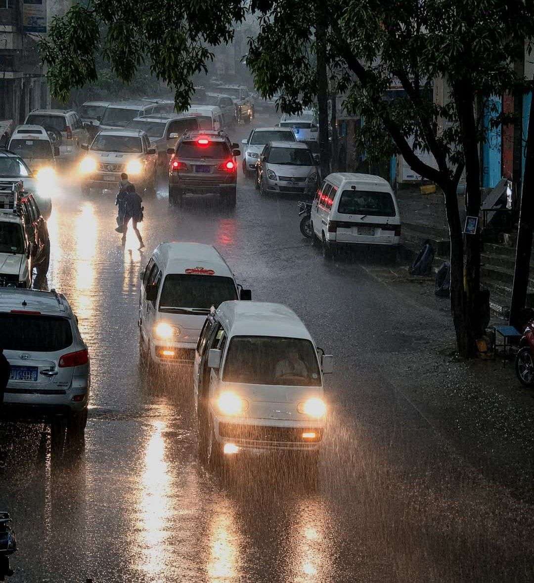 مطر وليل في عز الظهر في تعز!(صورة)