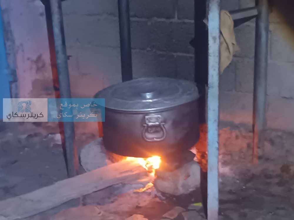 أزمة الغاز تدفع مطاعم ومقاهي شعبية في عدن للعودة إلى الحطب