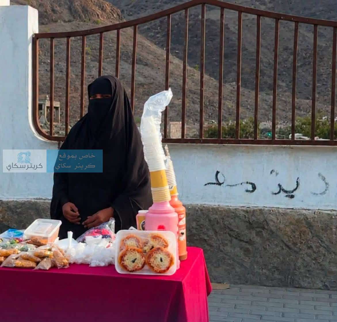 &laquo;خلونا نجبر بخاطرها&raquo;.. دعوة لأبناء عدن لدعم امرأة مكافحة أمام عدن مول