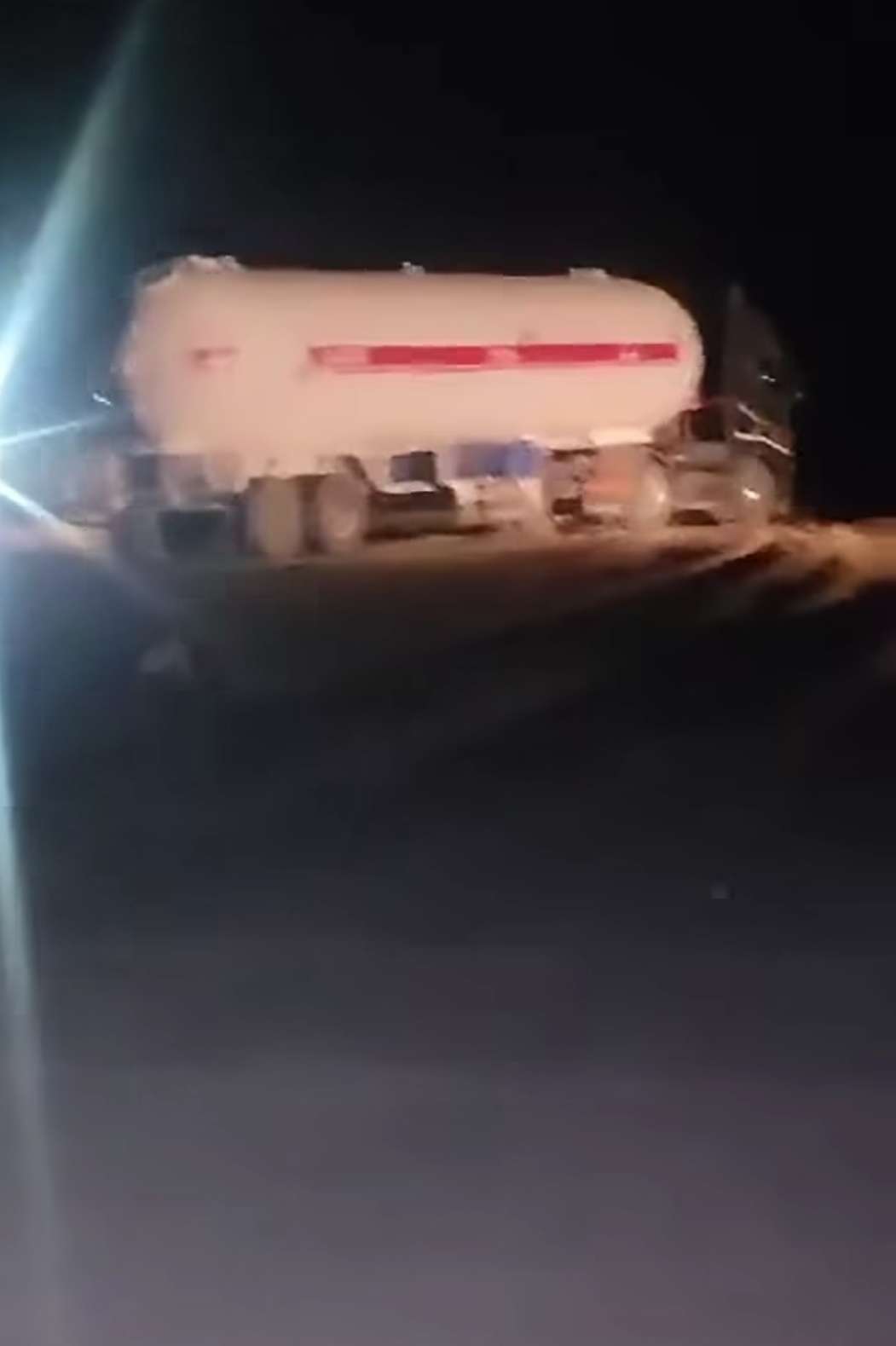 تفريغ غاز من مقطورة تعرضت لإطلاق نار قرب غويربان في مأرب تفريغ غاز من مقطورة تعرضت لإطلاق نار قرب غويربان في مأرب