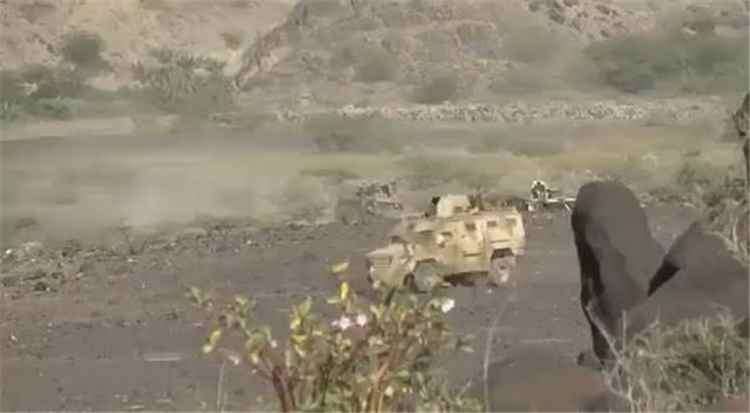القوات الحكومية تنشر فيديو لاستهداف 26 هدفًا للحوثيين جنوب مأرب القوات الحكومية تنشر فيديو لاستهداف 26 هدفًا للحوثيين جنوب مأرب