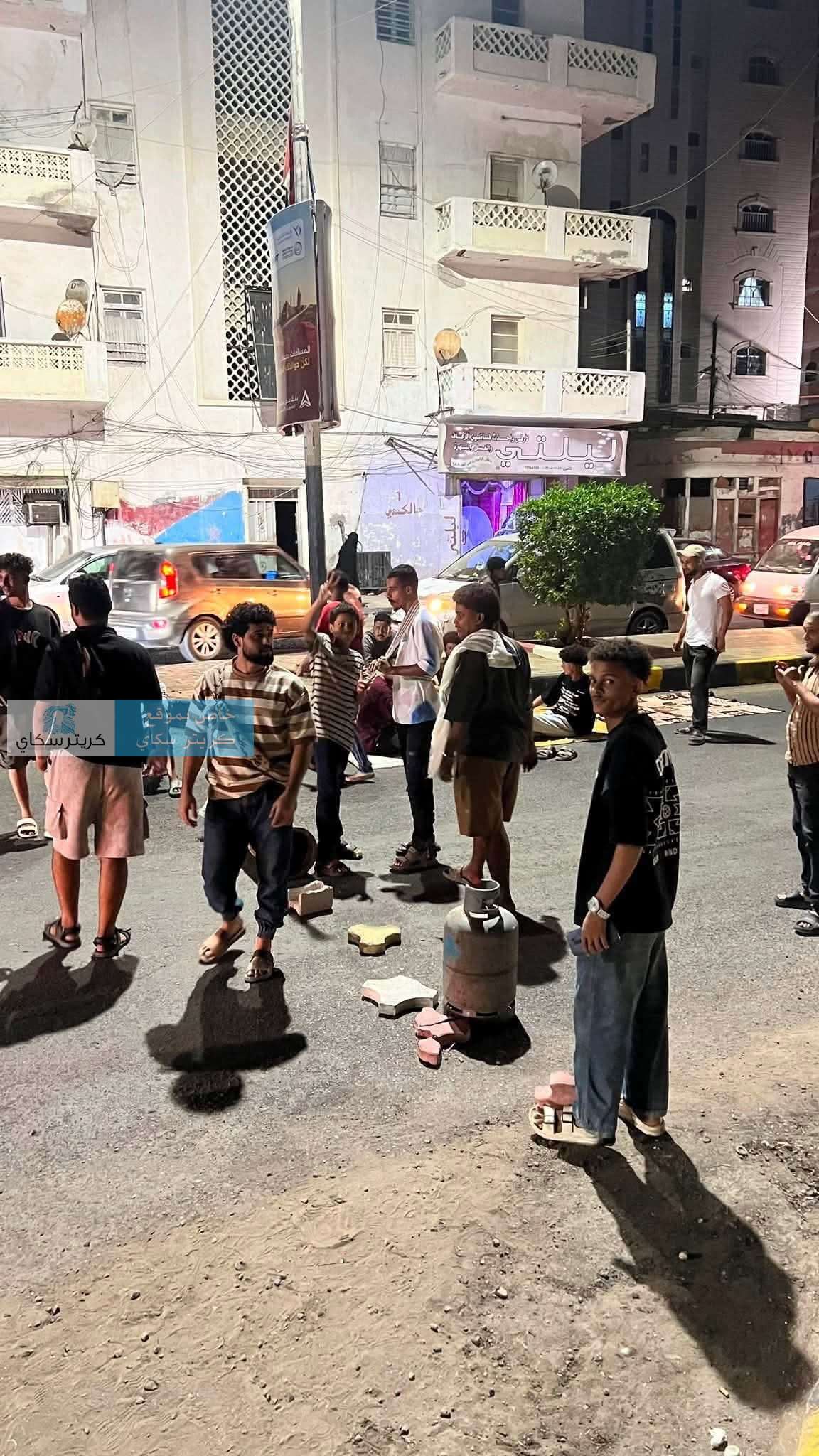 عاجل: «ثورة الفرشان» تتواصل لليوم الثاني في كريتر احتجاجاً على تردي الخدمات عاجل: «ثورة الفرشان» تتواصل لليوم الثاني في كريتر احتجاجاً على تردي الخدمات