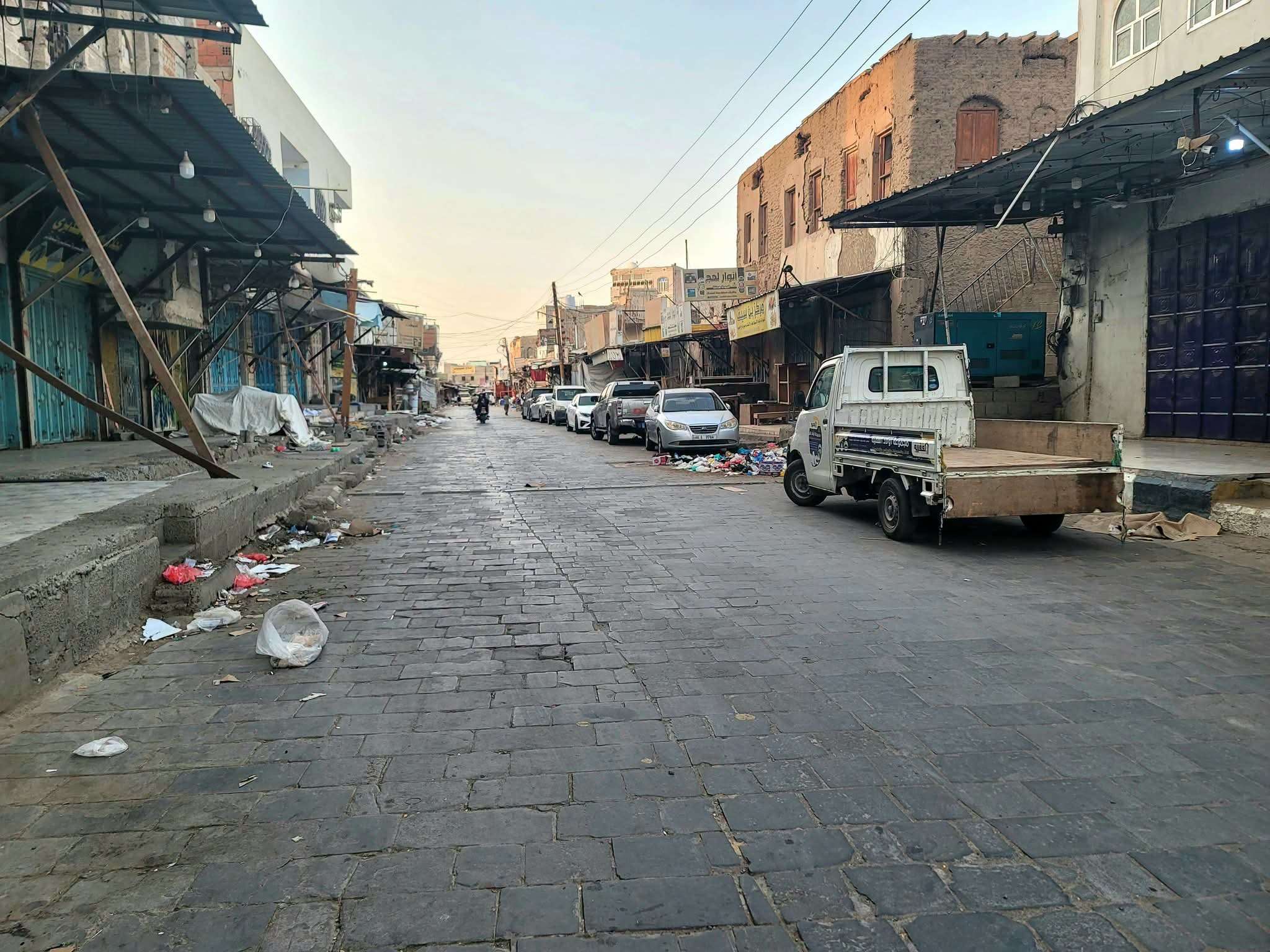 معلم مسن يشكو الجوع والعجز عن توفير الطعام لأسرته.. ومناشدة لإنقاذ المعلمين