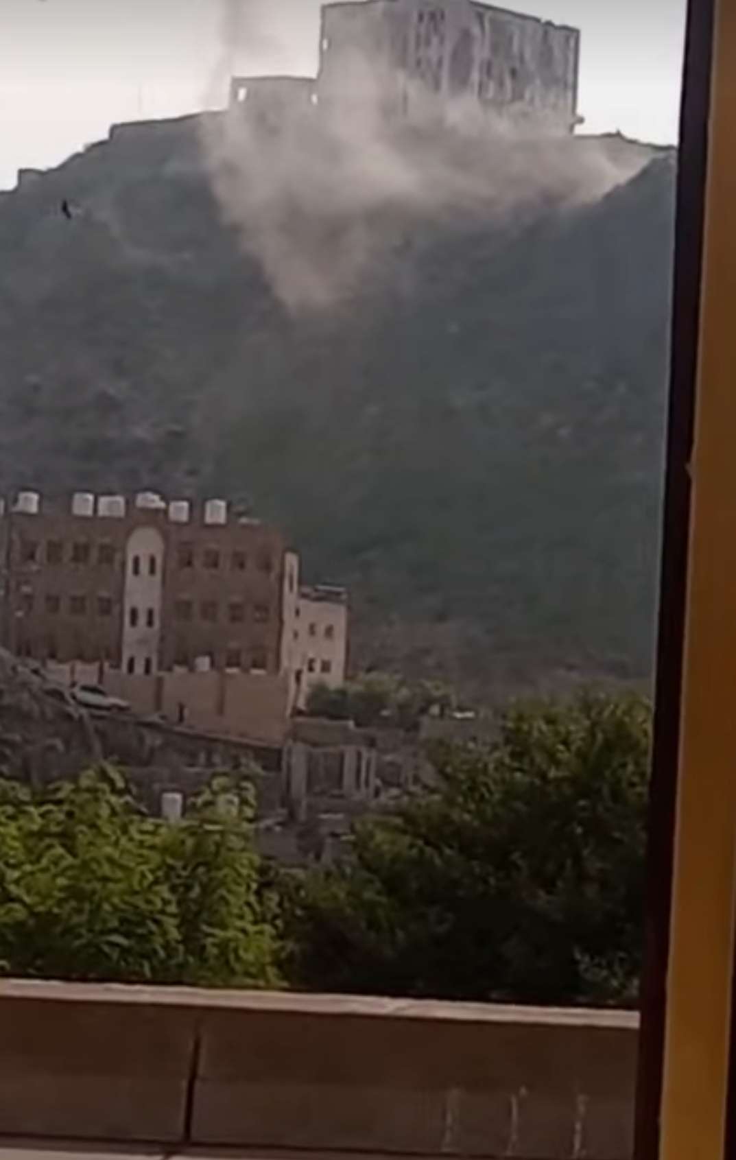 عاجل .. قصف حوثي يستهدف محيط المجمع القضائي في تعز