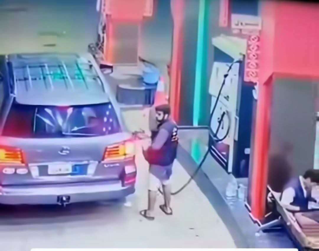 مطالبات بسرعة محاسبة سائق قام بدهس شاب بعد التزود بالوقود مطالبات بسرعة محاسبة سائق قام بدهس شاب بعد التزود بالوقود