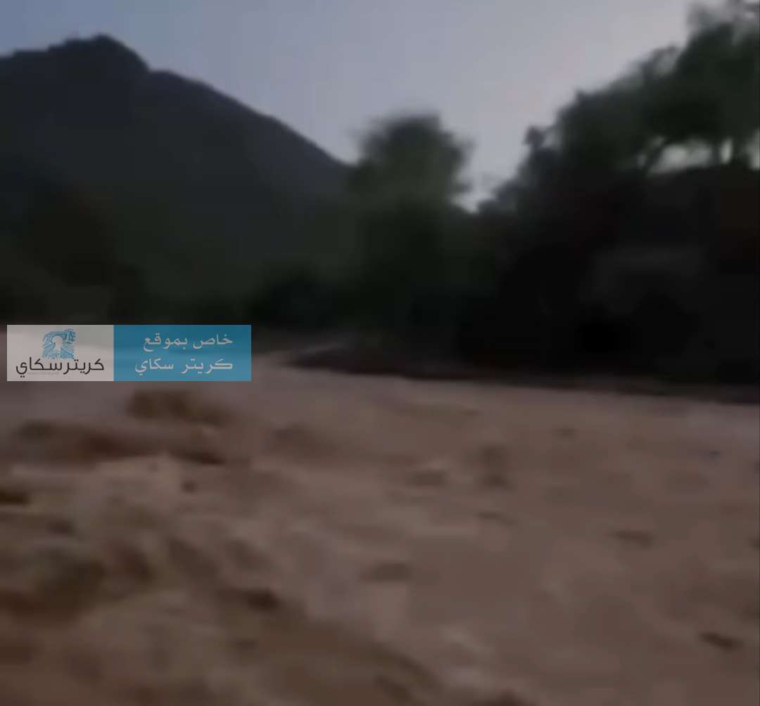 سيول جارفة تقطع طريقًا رئيسية لساعات سيول جارفة تقطع طريقًا رئيسية لساعات