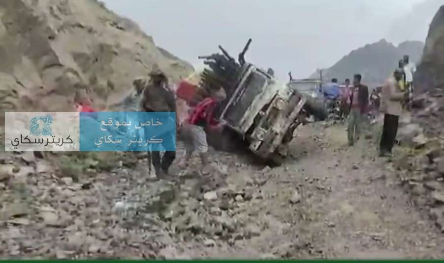 بالحبال.. مواطنون ينقذون سيارة انقلبت ويعيدونها إلى مسارها