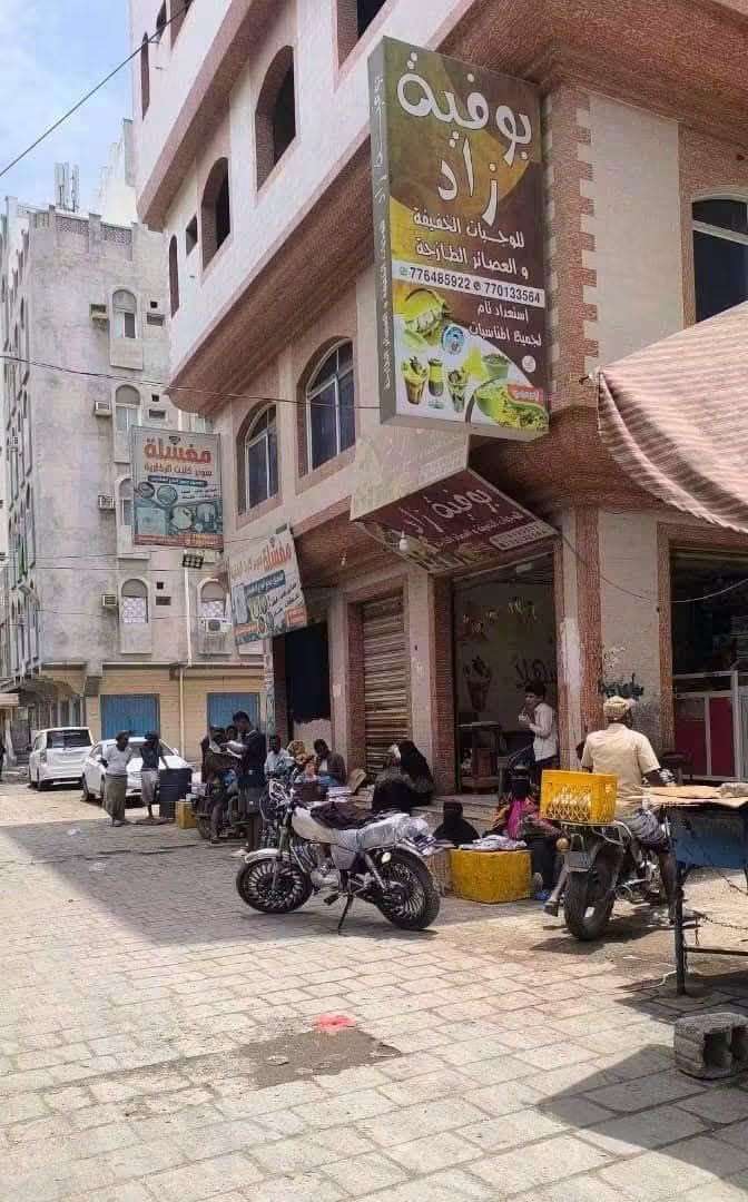 باعة القات في الشرج يتحدون قرارات السلطة ويواصلون افتراش الشارع