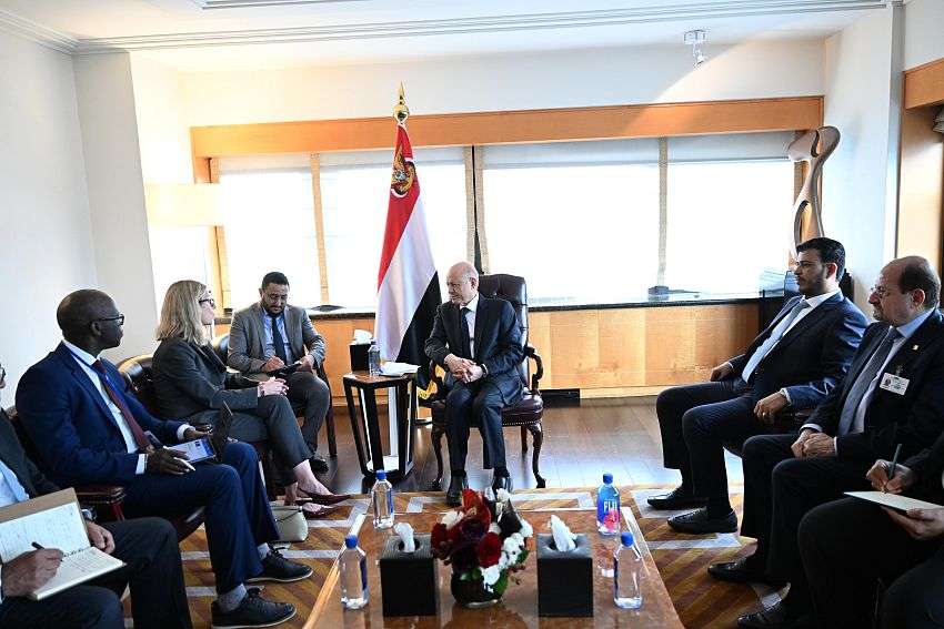 رئيس مجلس القيادة يطلع على تحديثات بشأن التدخلات الانمائية للبنك الدولي في اليمن