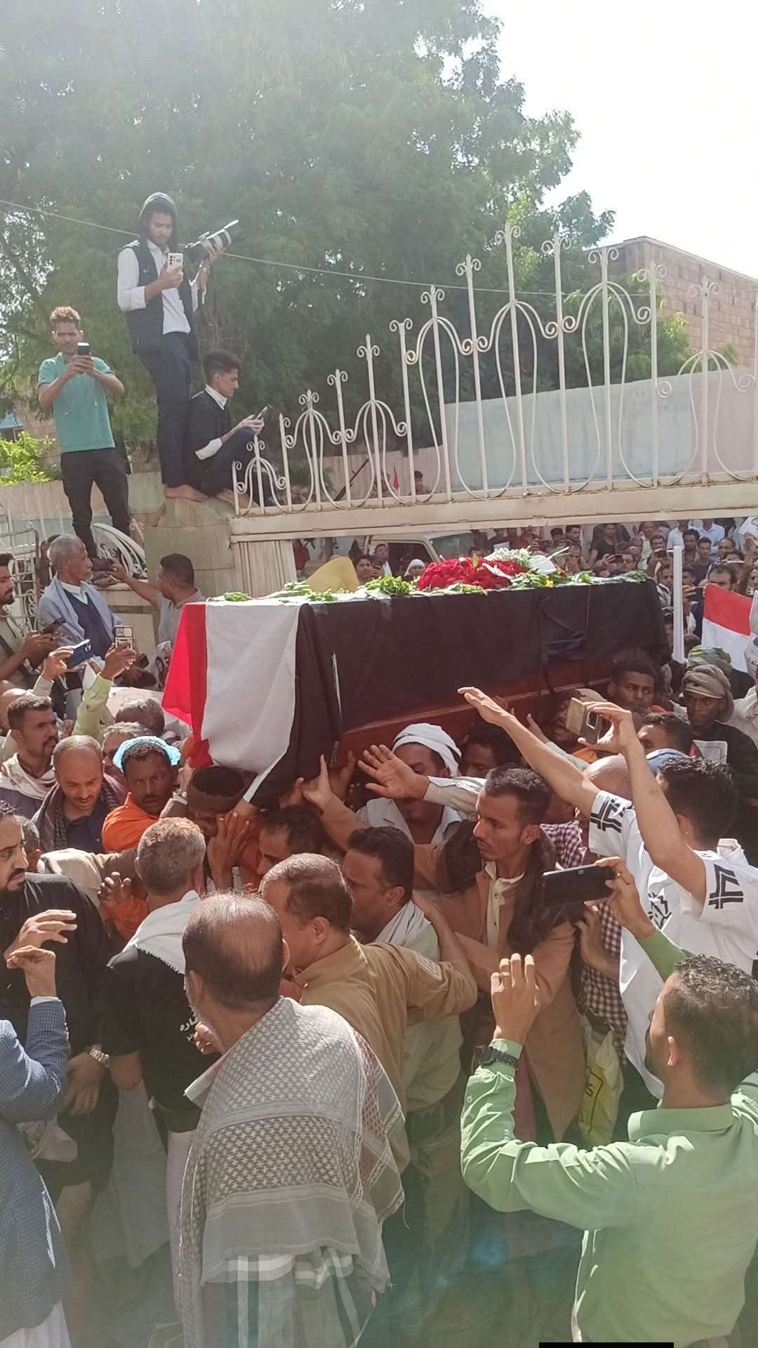 عاجل:تشييع مهيب لافتهان المشهري بتعز عاجل:تشييع مهيب لافتهان المشهري بتعز