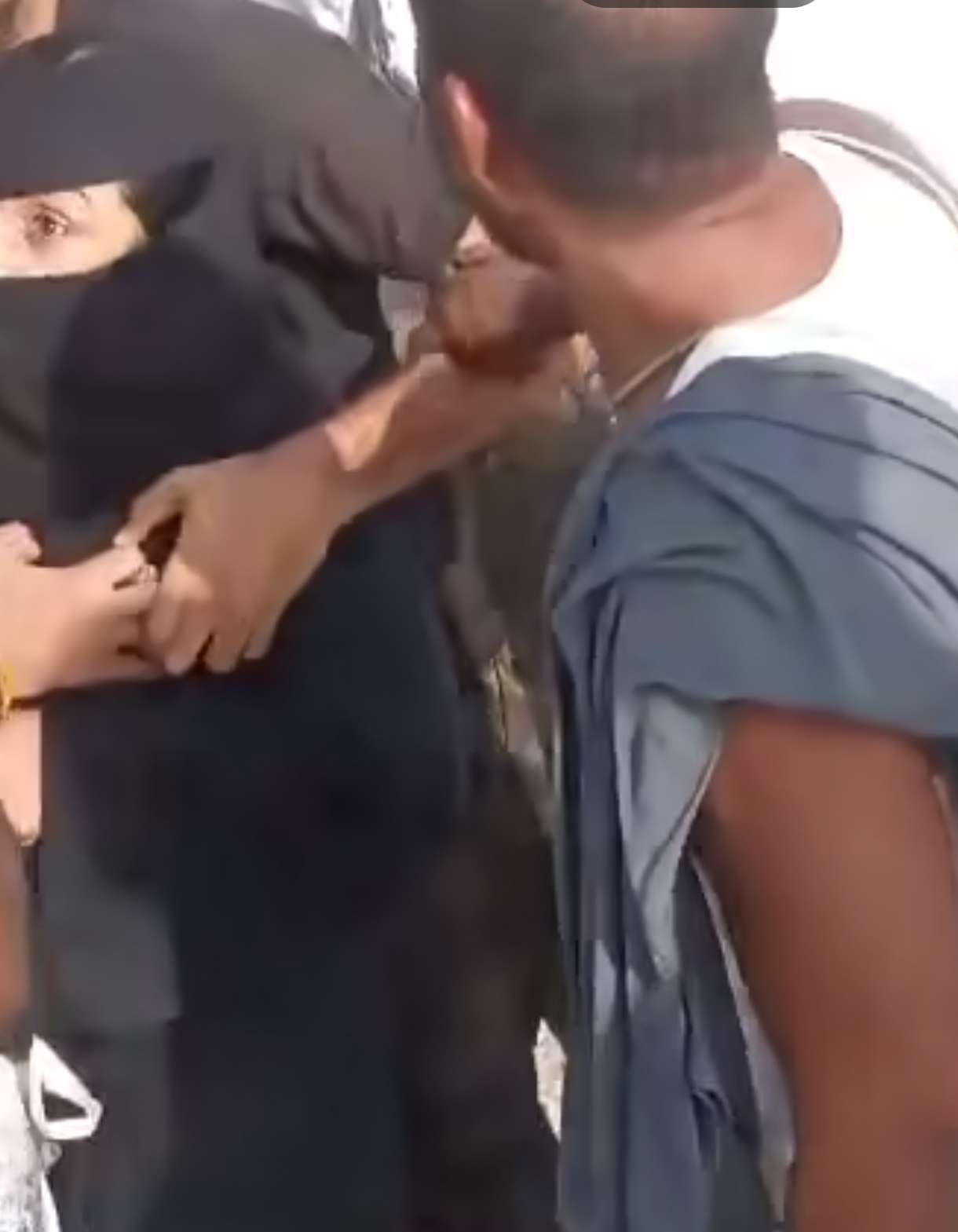 منيف علي:فتاة لحج ظهرت بالفيديو بشكل مهزوز وكانها مجبرة وهي يتيمة الام والاب