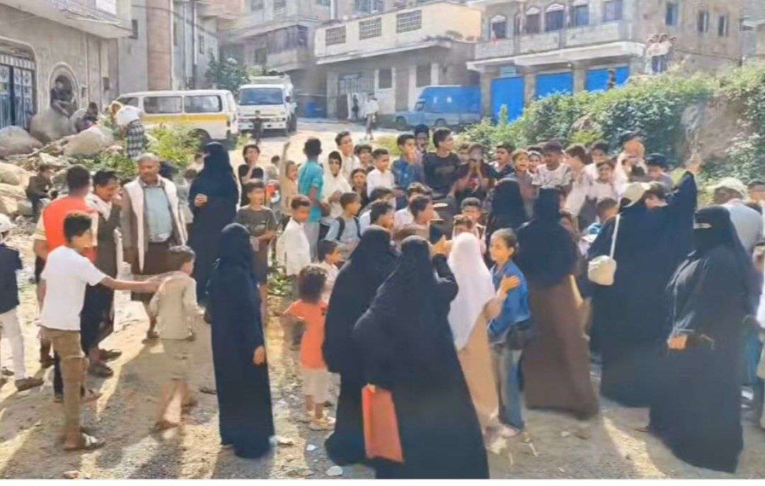 أولياء الامور يحتشدون رفضًا لتحويل مدرسة 22 مايو إلى كلية مجتمع