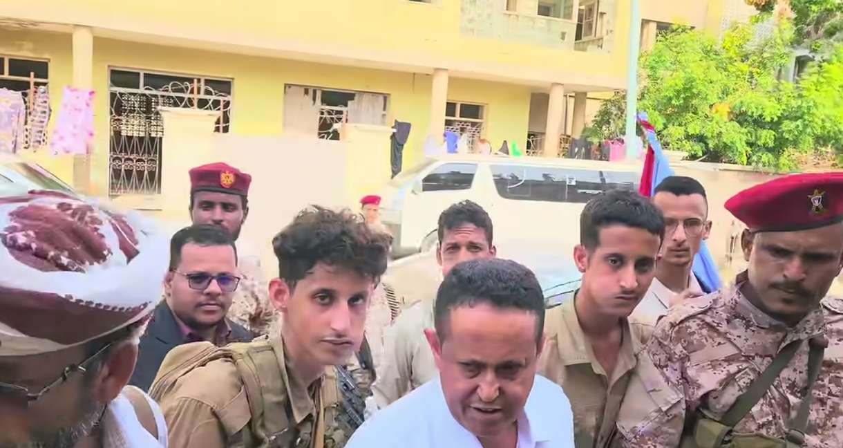عاجل .. وصول رئيس الانتقالي إلى ساحة العروض بعدن