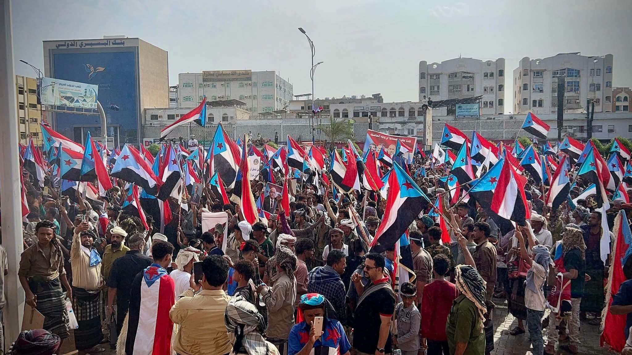 تصعيد مناطقي.. قيادي في الانتقالي يطالب الشماليين والسعوديين بمغادرة عدن تصعيد مناطقي.. قيادي في الانتقالي يطالب الشماليين والسعوديين بمغادرة عدن